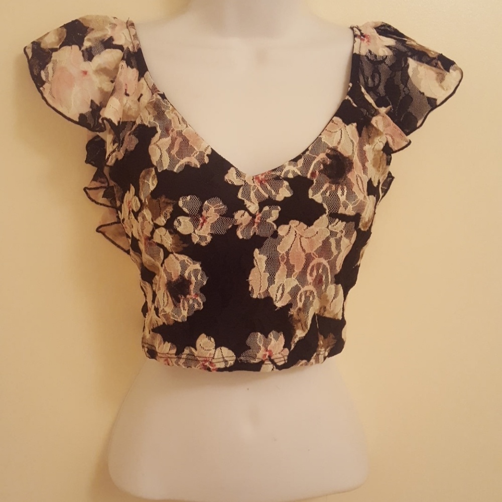 Floral lace print crop top with ruffle sleeve